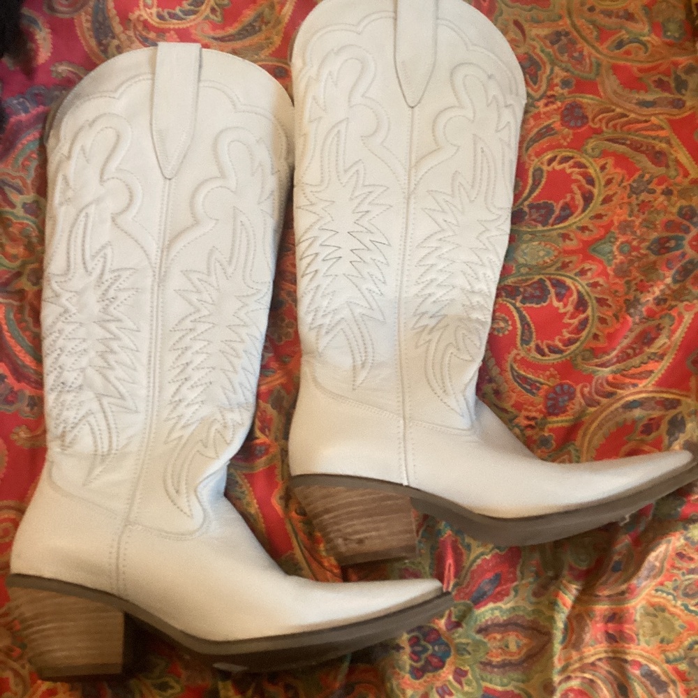 Dingo leather boots size 9 color bone